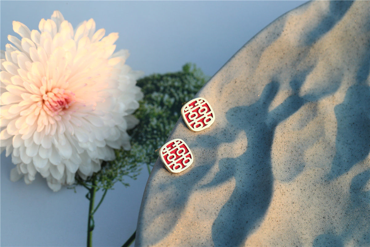 年末多喜事,到了年尾不少婚宴,一款吸睛的红囍耳钉带来喜庆.