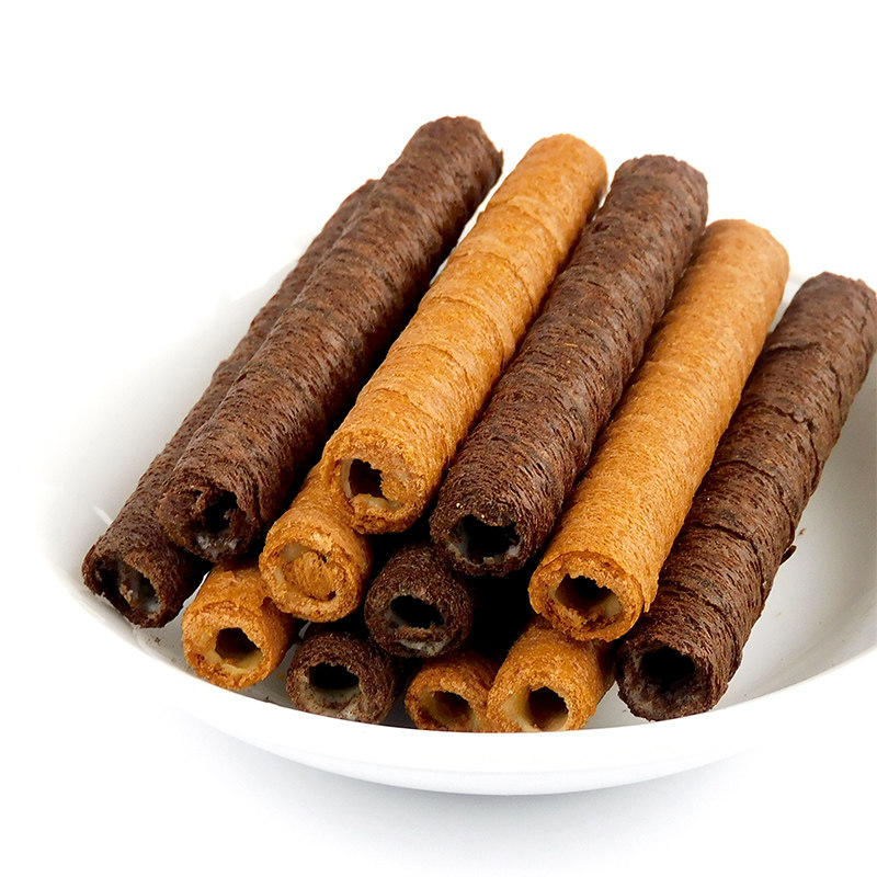 旺旺黑白配夹心卷蛋卷膨化好的休闲食品儿童零食小吃夹心饼干威化