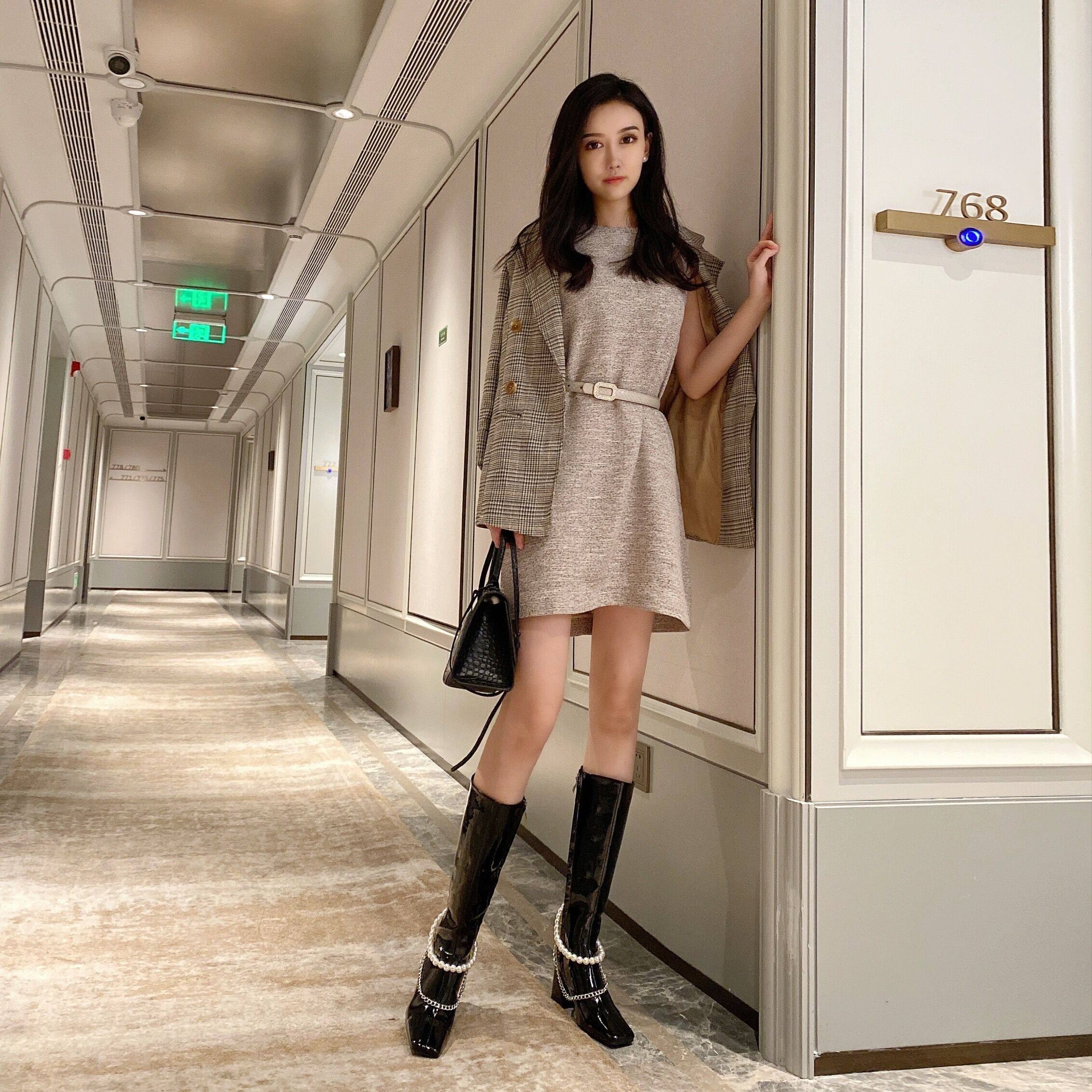 白色靴子女秋冬新款漆皮长靴高跟粗跟方头珍珠链条高筒靴瘦瘦靴