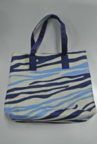 Estee Lauder cosmetic bag is limited to one more auction per account.