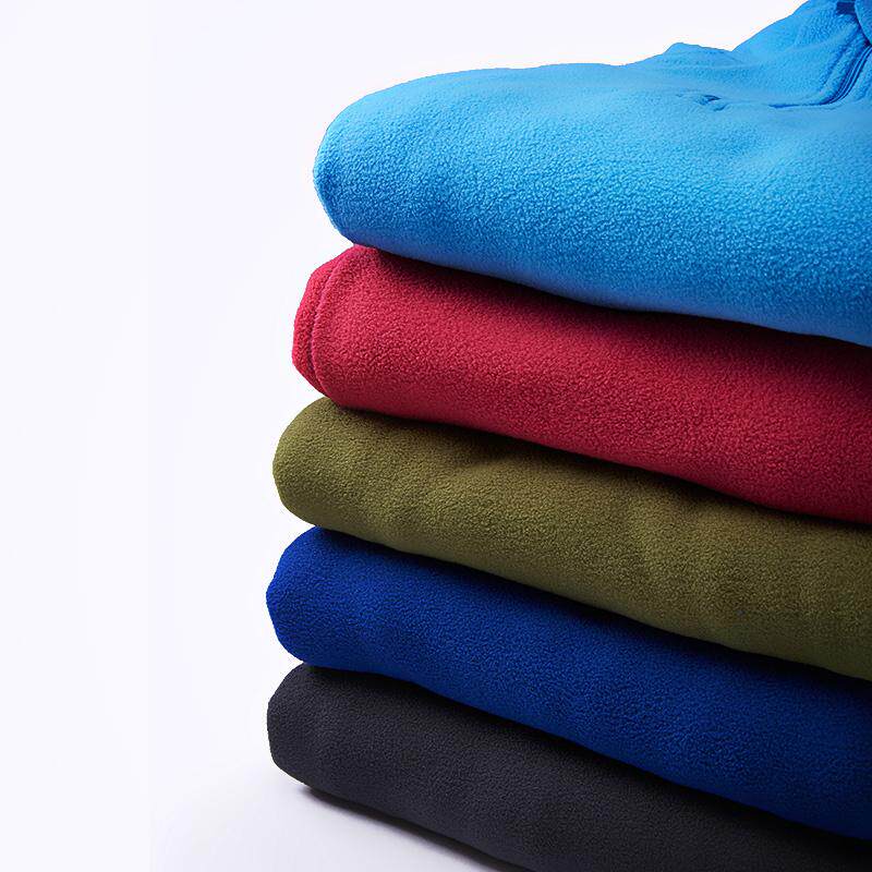 抓绒,英文名fleece,最早是羊毛的意思,中文翻译为"仿羊毛聚酯纤维"