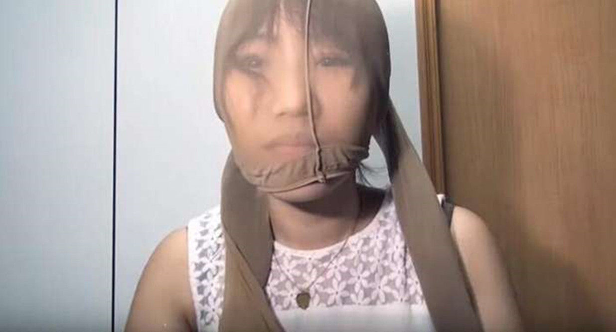 美女将丝袜套头上,再也不用去理发店了