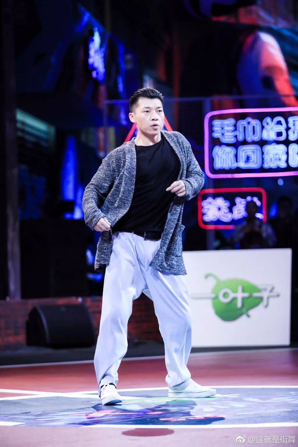 石头哥脚上的 authentic 小白