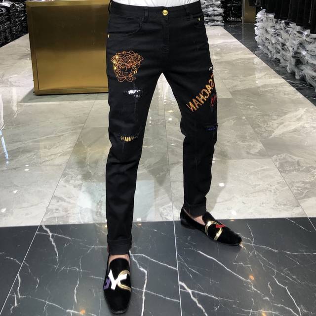 The new trend of men's personality Slim feet black hole in the head drilling hot pants jeans young men The new trend of men's personality Slim feet black hole in the head drilling hot pants jeans young men