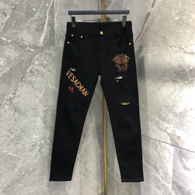 The new trend of men's personality Slim feet black hole in the head drilling hot pants jeans young men The new trend of men's personality Slim feet black hole in the head drilling hot pants jeans young men