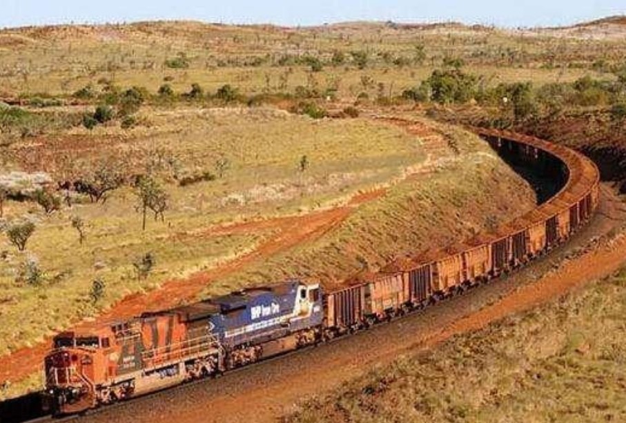 史上最长的一列火车,长7353米像贪吃蛇