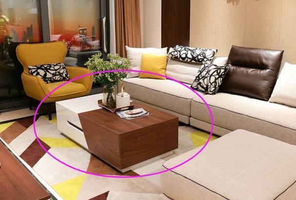 一般我们客厅沙发的前面都会放一张茶几,用来放一些东西和喝茶的道具