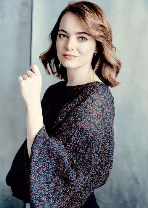 《爱乐之城》外的石头姐是个唇膜爱好者!