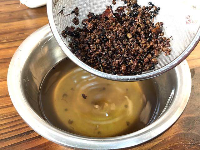 做花椒油时最忌直接下锅炸多加这1步