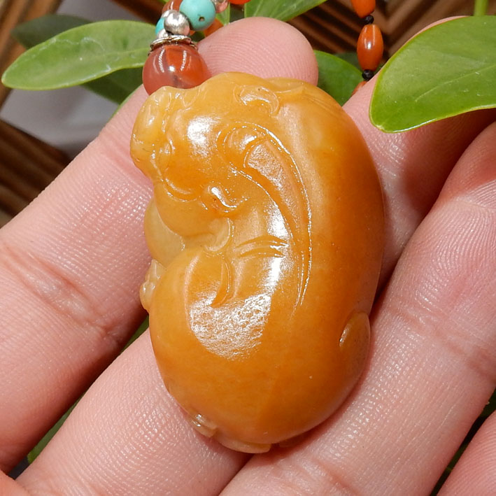 特惠26800元新疆和田玉苏工精品鸡油黄黄沁籽料祥瑞貔貅吊坠挂件_7折