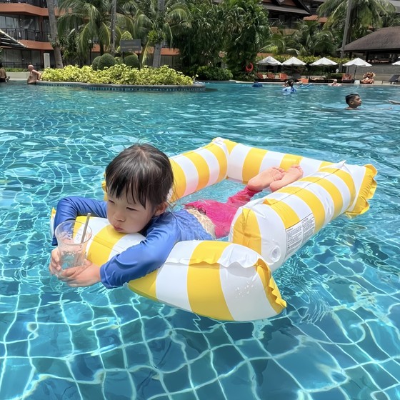 수영 반지 떠 다니는 침대 어린이 풍선 부유 행 라운지 의자 물 부유 식 인공물 아기 아기는 원에 앉아 바다 옆의 물 떠 다니는 매트와 함께 재생됩니다. 수영 반지 떠 다니는 침대 어린이 풍선 부유 행 라운지 의자 물 부유 식 인공물 아기 아기는 원에 앉아 바다 옆의 물 떠 다니는 매트와 함께 재생됩니다.