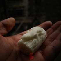 Lizard sucks 100 million Piankouzhai ivory fruit hand-carved handle pieces ornaments Ivory carving craft