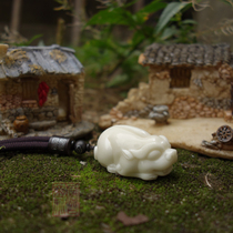 Piankouzhai hand-carved ivory fruit Pixiu classic antique leather pixiu ivory fruit handle carvings