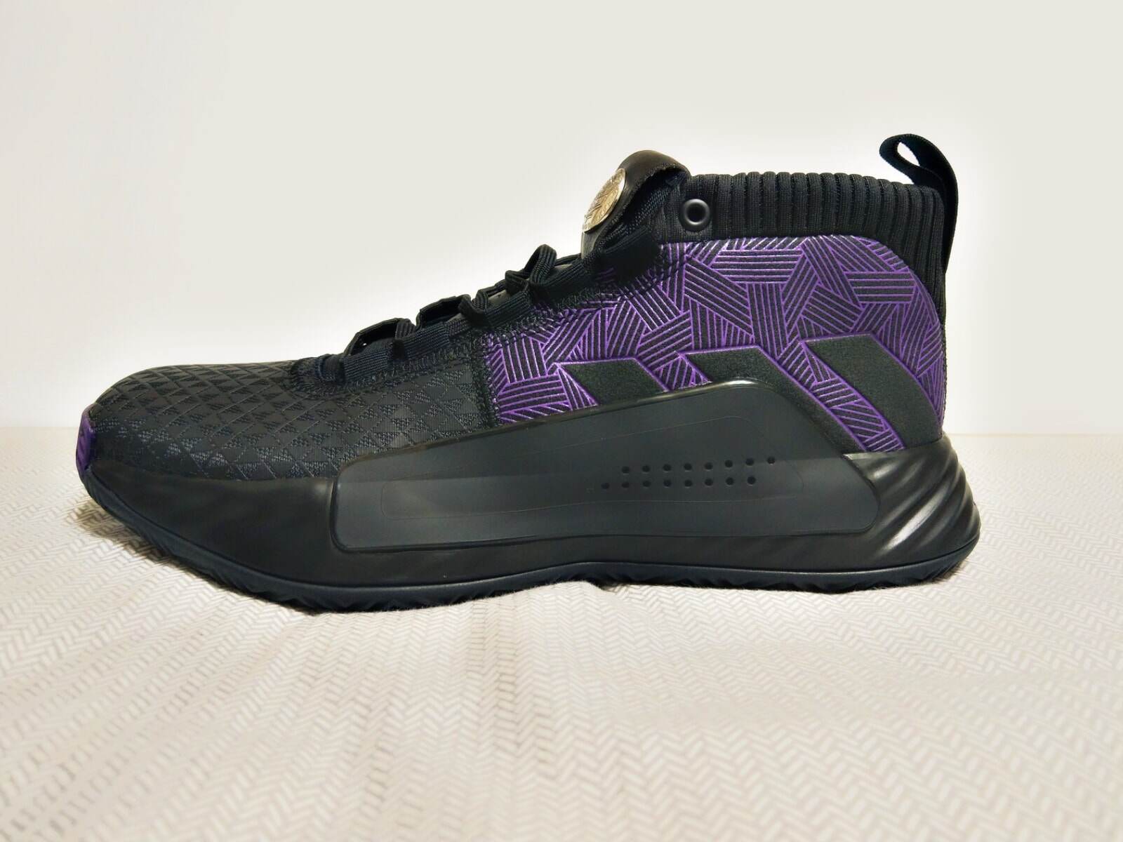 黑豹来袭,利拉德第五代签名球鞋