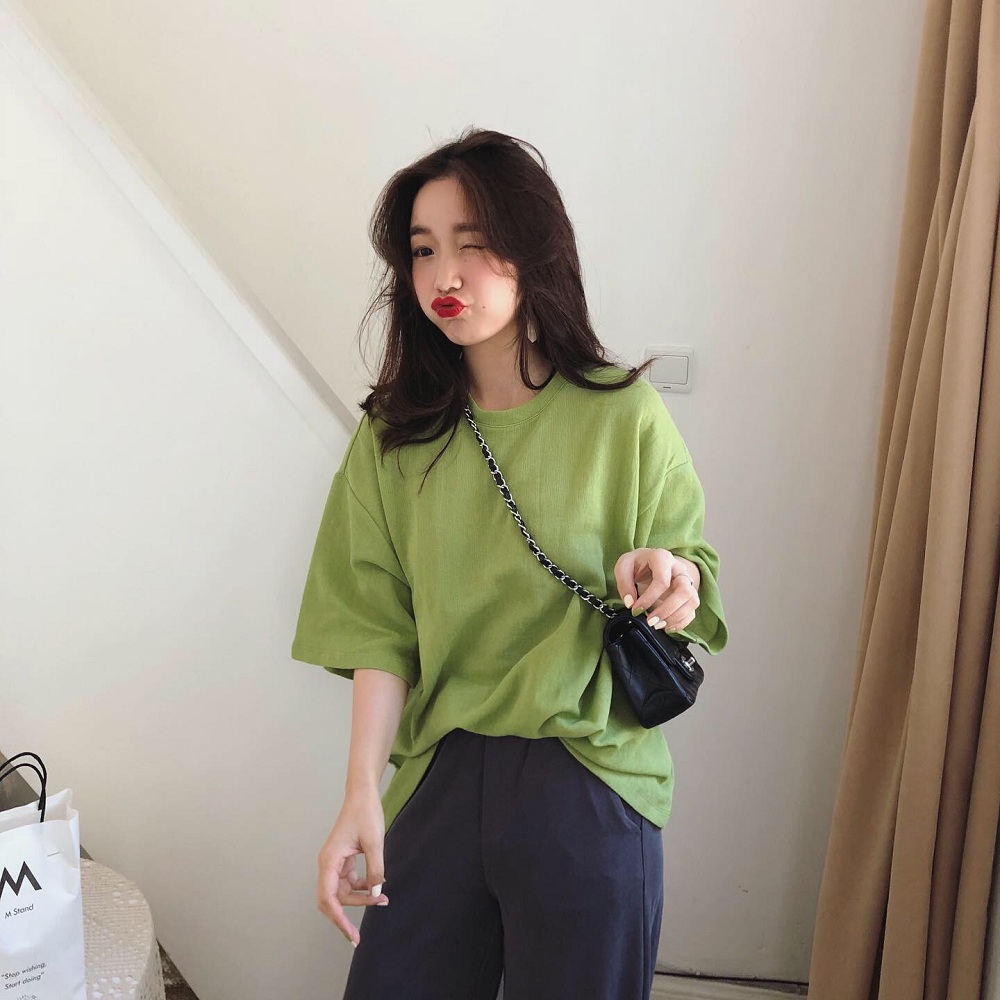 下面搭配短裤或者长裤都可以 很时髦的t恤   建议手洗过水 平铺晾乾哦