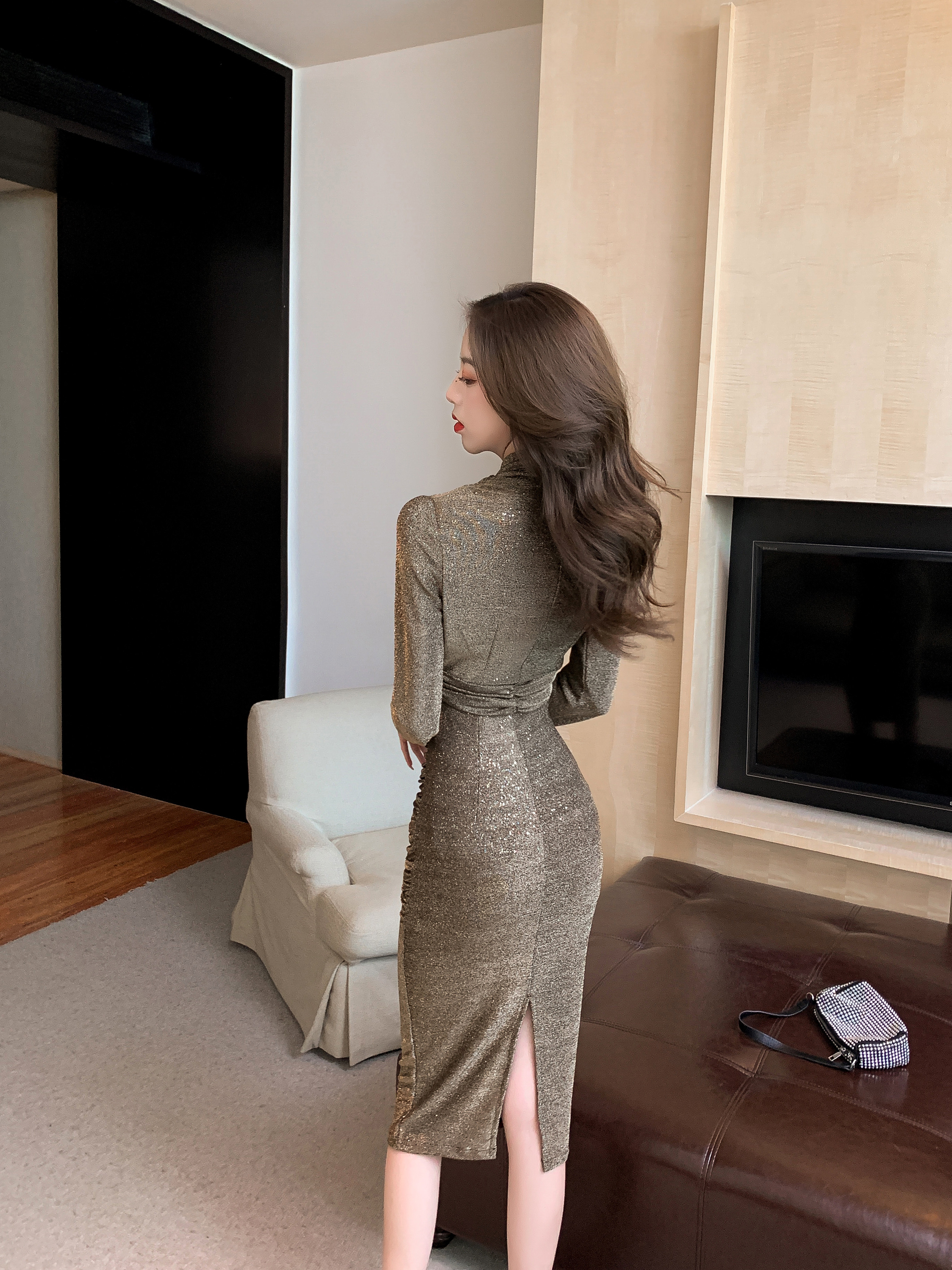 视频实拍2021冬时尚网红亮丝v领收腰长裙紧身弹力包臀连衣裙