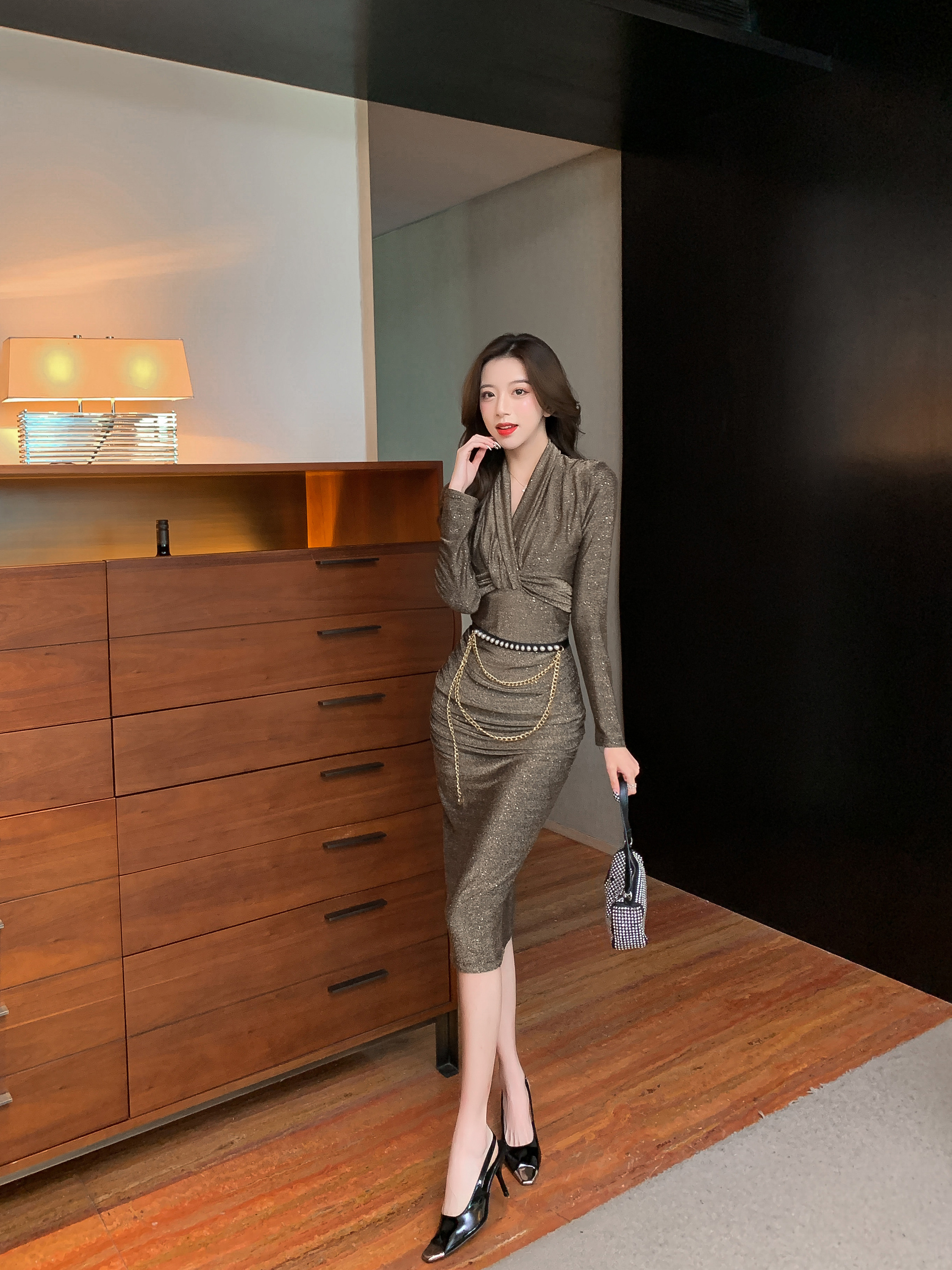 视频实拍2021冬时尚网红亮丝v领收腰长裙紧身弹力包臀连衣裙