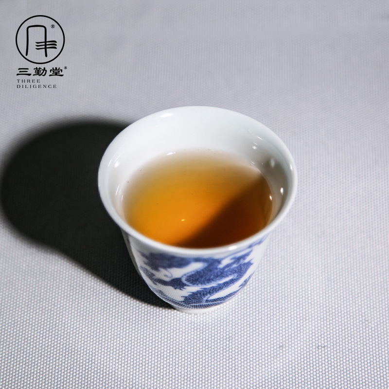 The three regular blue and white porcelain teacup kongfu master cup single CPU jingdezhen ceramic hand - made sample tea cup S43083