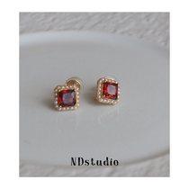 ND < Intoxicating Receptions > Red Zircon Mini Pearls Mini Pearls Retro Port Wind Mosquito Coils Ear Clip of the Year of the Life