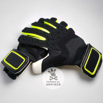 (Own brand GK)goalkeeper goalkeeper training amateur game inner seam human grass top with latex gloves