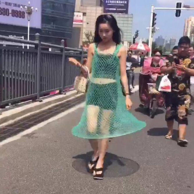 女子穿渔网在街上行走,路人的反应亮了.