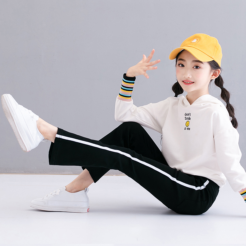 Girls' trousers, small flared pants, 2022 new autumn clothes, foreign style children's sports pants, middle-aged children's casual pants