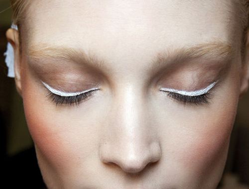 如何打造精致的春日裸妆