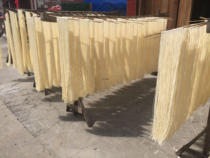 Warm canton noodles 5 catties for a flat sun special production with a wide cylinder face hanging noodles pure sundry noodles 500g