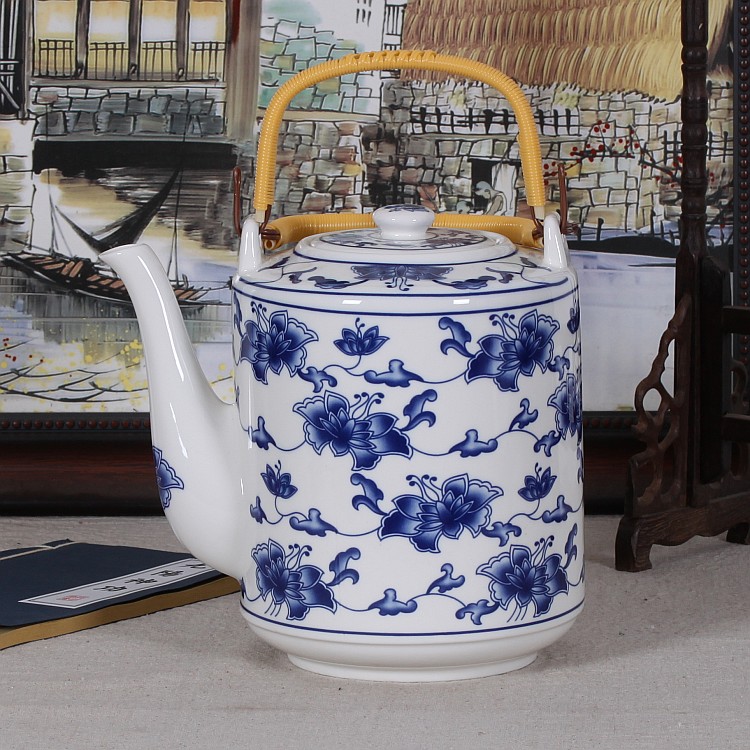 Jingdezhen blue and white ipads China super cool tea pot teapot ceramic teapot hotel teahouse household girder teapot