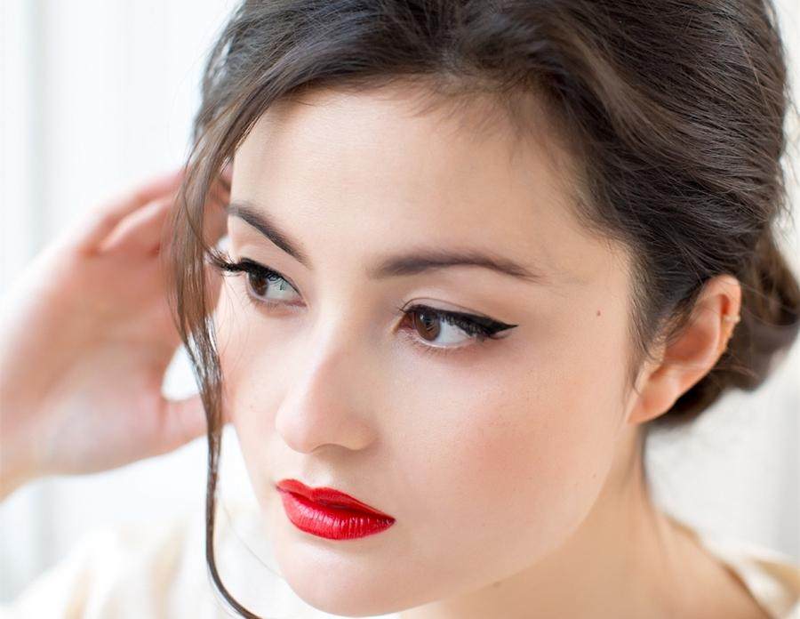 而且在这个韩式一字眉泛滥的年代,peony lim的细长眉