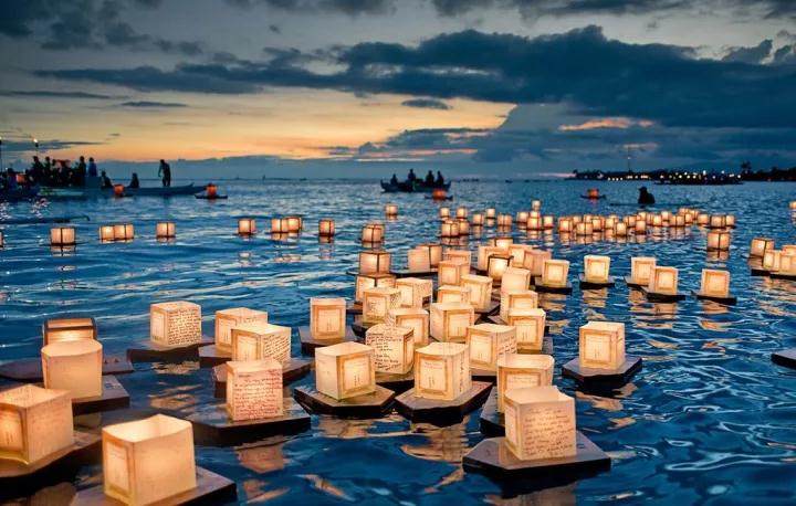 塔佩门护城河,湄平河ping river 水灯是重头戏也,很多人会去放水灯