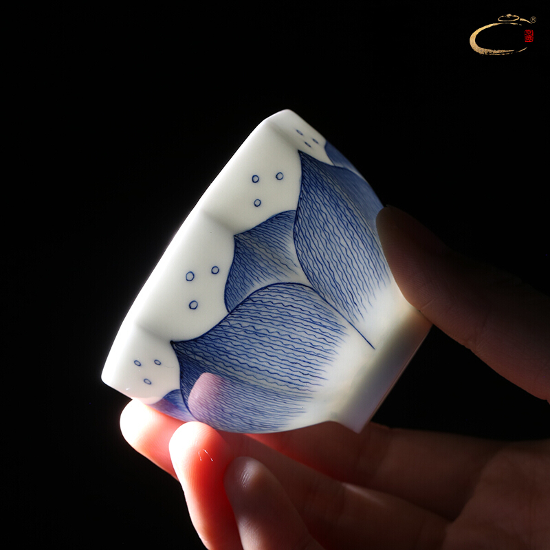 Jingdezhen blue and white net lotus and auspicious pure manual master cup eight square cup kung fu tea cup hand - made sample tea cup