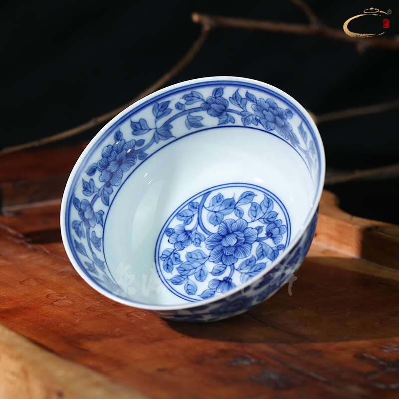 And auspicious jing DE collection jingdezhen blue And white colors in branch peony cup hand - made ceramic kung fu tea sample tea cup