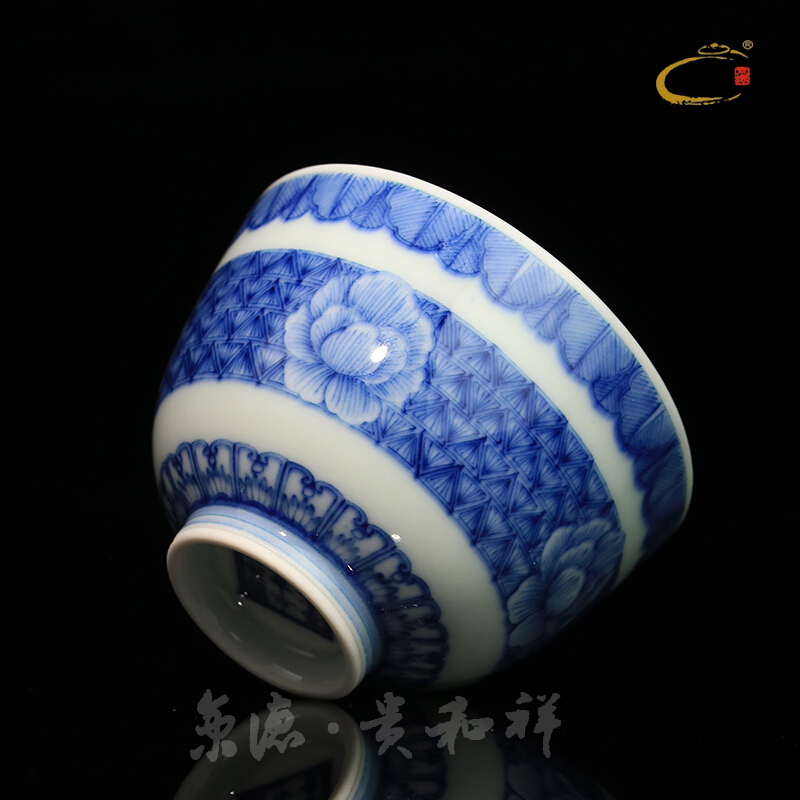 And auspicious jing DE jingdezhen blue And white lotus cup hand - made ceramic cups, kung fu tea cup sample tea cup master list