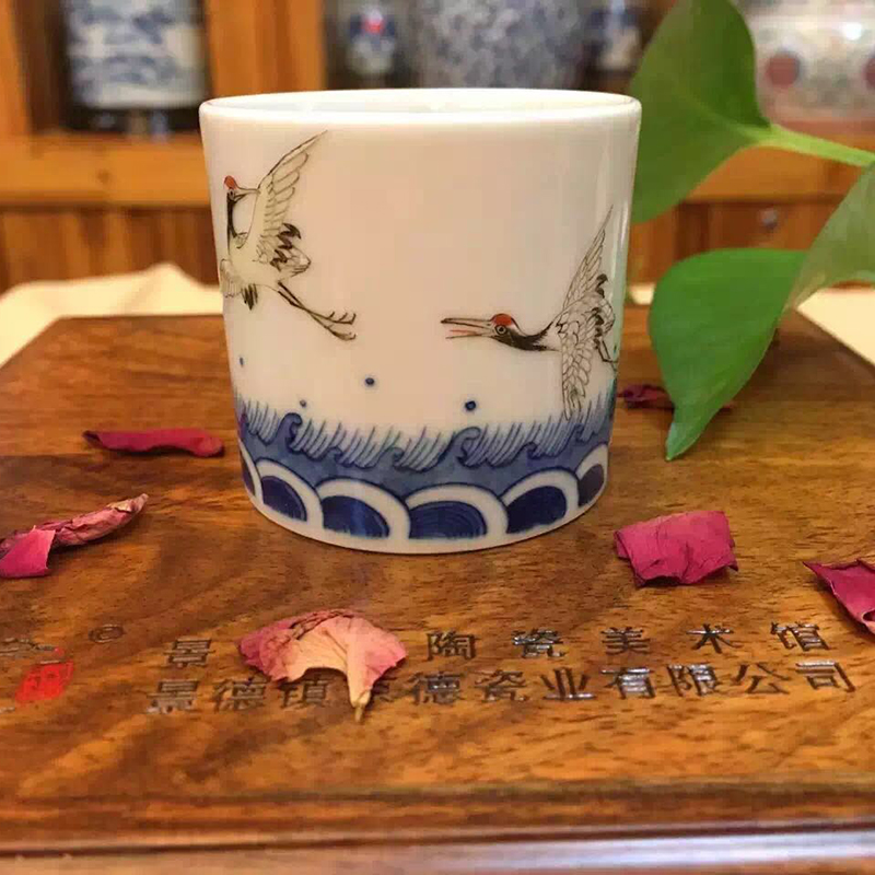 Jing DE and auspicious hand - made color bucket crane, cup of jingdezhen ceramic cup cup sample tea cup of blue and white porcelain cup