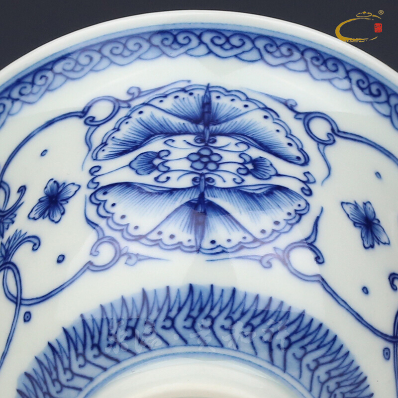 And auspicious jing DE collection jingdezhen blue And white ball butterfly tureen checking ceramic tea set to Mary new one cup bowl
