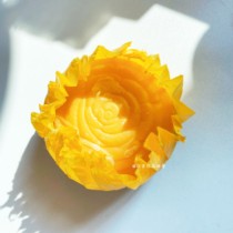 A small heart drop in the soaps of the soapy-queen bee queen bee king sandalwood essential oil soaps and calm wood