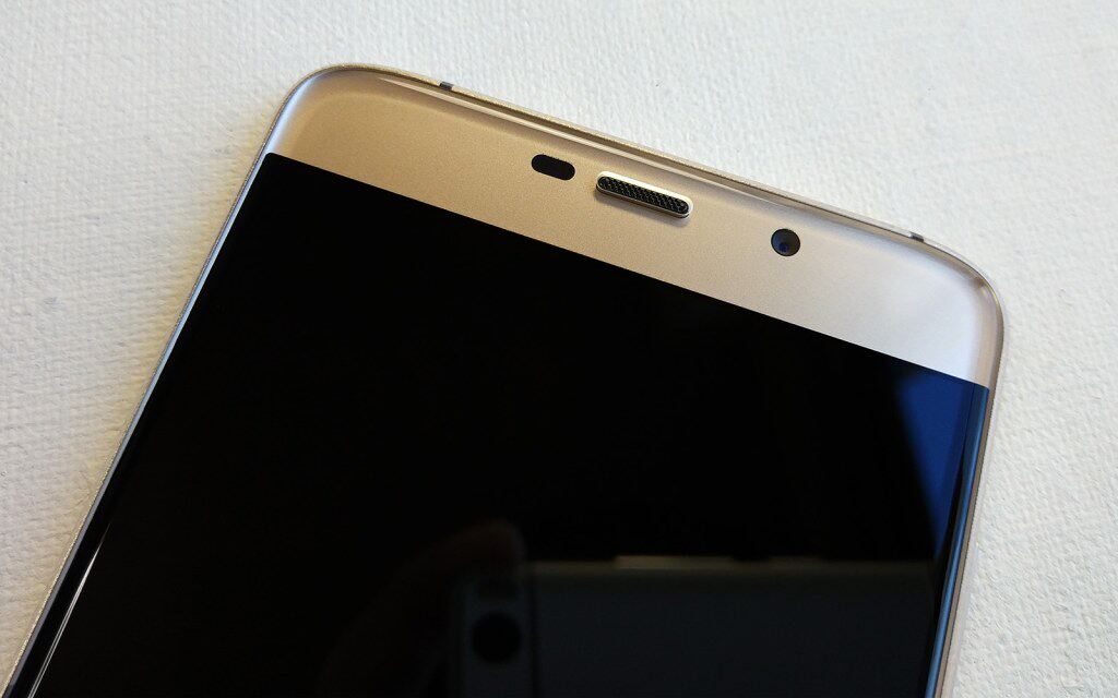 屏幕采用了立体的jdi屏幕加2.