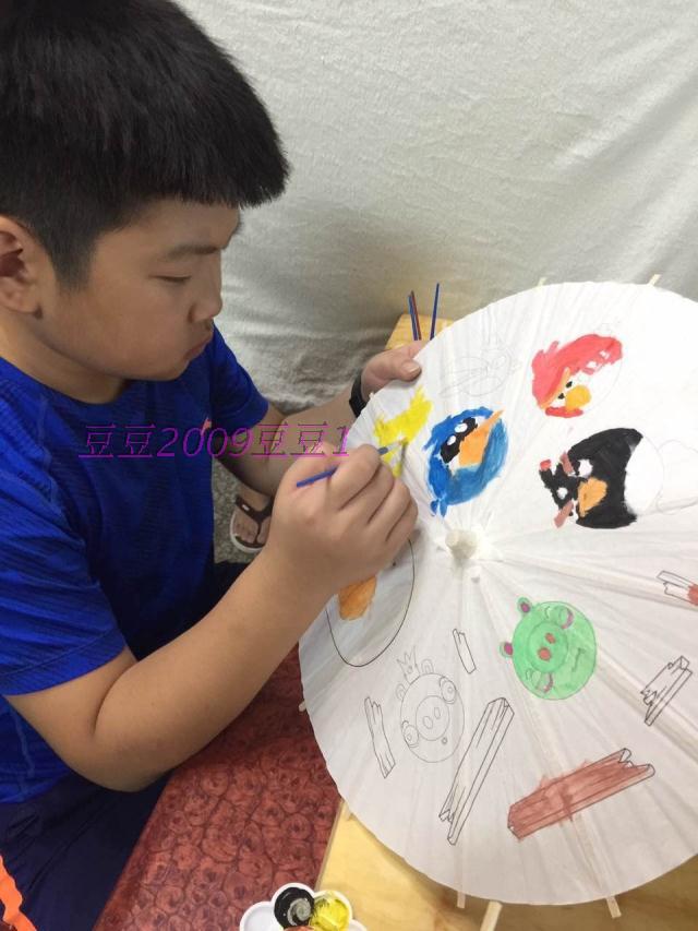 这一款是专门供幼儿园小学等孩子画画舞蹈用的 可涂鸦的白色纸伞