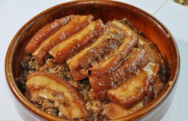 而菜心乾和白菜乾,一般是煲汤,没有什麼技巧,直接和肉骨头,胡萝卜