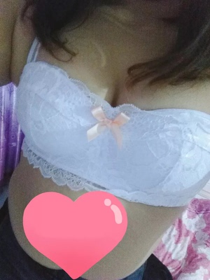 文胸很好 很聚拢蕾丝不扎  穿起来也性感  特别适合小胸平胸的美眉还送内裤   喜欢的亲们可以购买