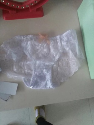 文胸很好 很聚拢蕾丝不扎  穿起来也性感  特别适合小胸平胸的美眉还送内裤   喜欢的亲们可以购买