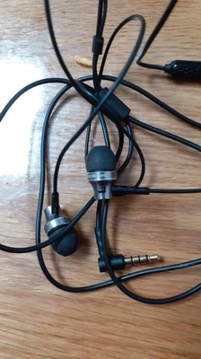 耳机还行吧。终于收到我需要的宝贝了，东西很好，价美物廉，谢谢掌柜的！说实在，这是我淘宝购物来让我最满意的一次购物。无论是掌柜的态度还是对物品，我都非常满意的。掌柜态度很专业热情，有问必答，回复也很快，我问了不少问题，他都不觉得烦，都会认真回答我，这点我向掌柜表示由衷的敬意，这样的好掌柜可不多。再说宝贝，正是我需要的，收到的时候包装完整，打开后让我惊喜的是，宝贝比我想象中的还要好！不得不得竖起大拇指。下次需要的时候我还会再来的，到时候麻烦掌柜给个优惠哦