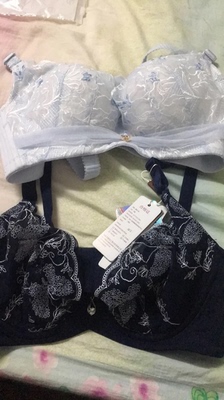 重要的事情说三遍差评、差评、差评。因为是他家的铁粉所以东西拿回来在公司手残就把包装扔了、几百块钱又打水漂了、凶大的根本没发穿、码子也与实物不符、没有形状还当不了我30多块钱的内衣、根本不值这个价格、不知道好评哪里来的、希望大家买了不要像我一样先试一下在做决定