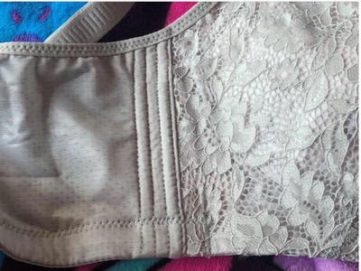 物流挺快的，衣服三天就收到了，没有钢圈穿的很舒服