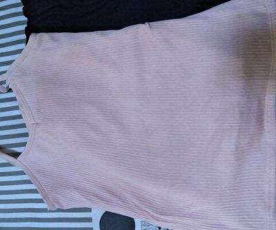 还没有穿，不过粉粉的挺好，00后不喜欢多穿，只好买个加绒的吊带啦，别冻到嘛