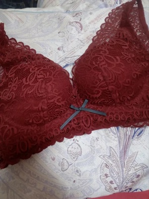 内衣套装收到了，质量很好，码数也很合适，聚拢效果不错，款式也很喜欢，有点小性感哦，很喜欢。