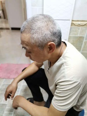 爸爸年龄大了白头发比较多,这个染发剂老人一个人独自染发也很方便不