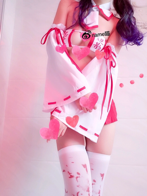 超级喜欢有特色的款式，希望多出一些呀，这件的飘带特别好看，还有衣衣的印字特别喜欢，哈哈哈哈，吹爆可以嘛！太喜欢啦！