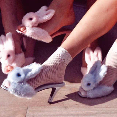 Gracious giving requires no special talent, nor large amounts of money.  It is compounded of the heart and head acting together to achieve the perfect means of expressing our feelings. For, as Emerson explains, "The only gift is a portion of thyself."  　　一份贴心的礼物并不需要非常特别，也不需要花大价钱去买。一份礼物应该包涵我们的心意，传达我们的思念。爱默生曾说过：&ldquo;最好的礼物就是你自己。&rdquo;